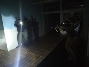 "CURSO USO TÁCTICO DE LINTERNA POLICIAL / INTERVENCIONES EN AMBIENTES DE BAJA LUMINOSIDAD"